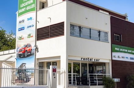 Façade de l'agence Tropicar Saint-Gilles-les-Bains, située au cœur de la station balnéaire de La Réunion - Pôle location de voiture